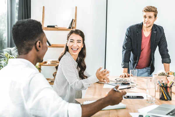 Compañeros Trabajo Negocios Multietéreos Teniendo Conversación Durante Conferencia Oficina — Foto de Stock