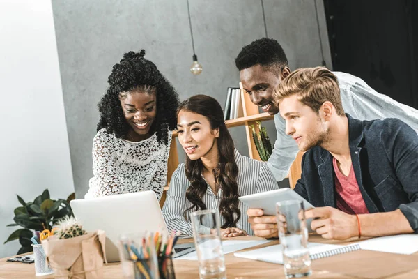 Colegas Negócios Concentrados Multiculturais Usando Laptop Juntos Local Trabalho Escritório — Fotografia de Stock