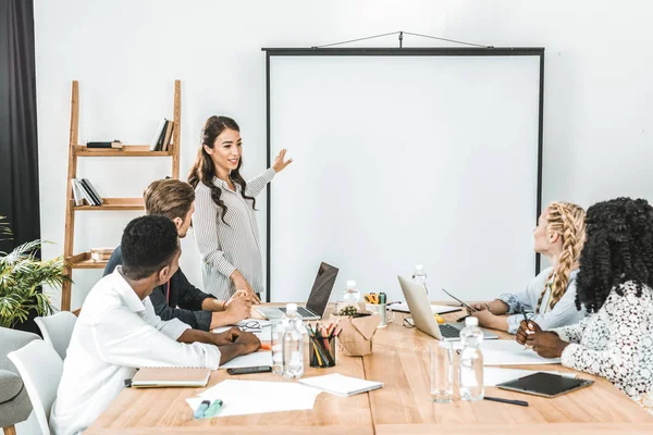 Joven Asiático Mujer Negocios Apuntando Proyección Pantalla Mientras Haciendo Presentación — Foto de Stock