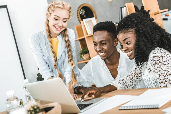 Multicultural Smiling Businessman Businesswomen Using Laptop Workplace Office — Free Stock Photo