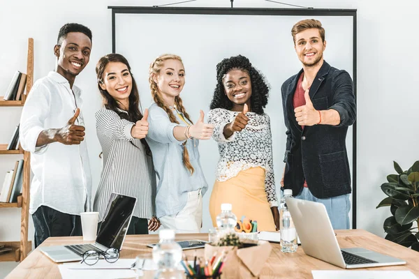 Retrato Gente Negocios Sonriente Multiétnica Mostrando Pulgares Hacia Arriba Oficina — Foto de Stock