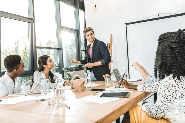 Equipo Empresarial Multicultural Discutiendo Nuevas Estrategias Ideas Reunión Oficina — Foto de Stock