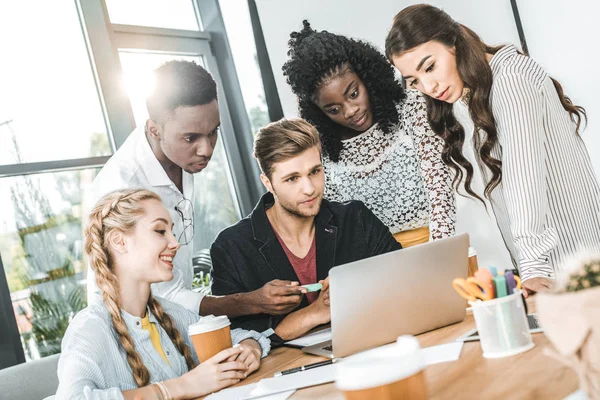 Equipo Empresarial Multiétnico Centrado Trabajar Ordenador Portátil Juntos Lugar Trabajo — Foto de Stock