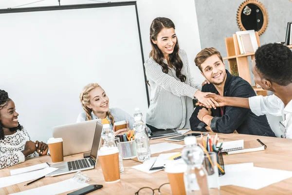 Parceiros Negócios Multiétnicos Sorridentes Apertando Mão Durante Conferência Com Colegas — Fotografia de Stock