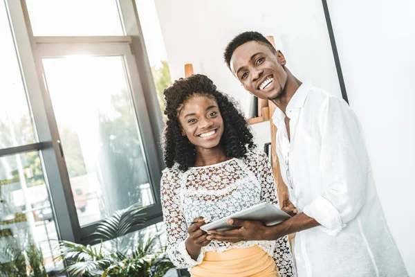 Retrato Sorridentes Empresários Afro Americanos Com Tablet Nas Mãos Olhando — Fotos gratuitas