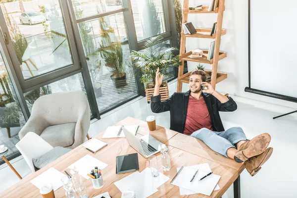 Hög Vinkel Syn Ung Affärsman Talar Smartphone Arbetsplatsen Office — Stockfoto