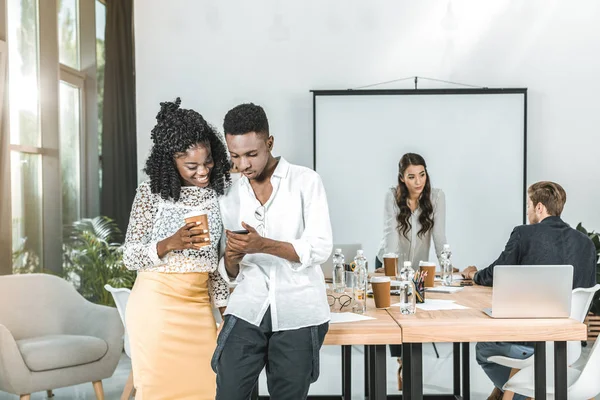 Afro Amerikan Adamları Kullanma Smartphone Birlikte Office Gülümseyen — Ücretsiz Stok Fotoğraf