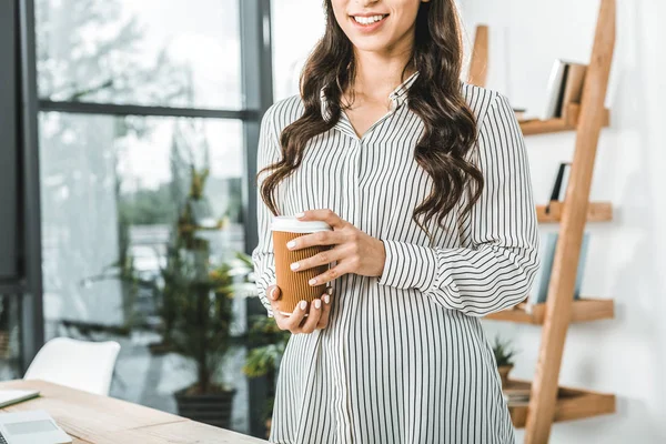 Gedeeltelijke Weergave Van Glimlachende Zakenvrouw Bedrijf Koffie Gaan Handen Office — Gratis stockfoto