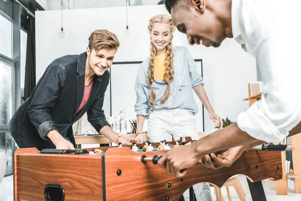 Businesswoman Watching Multicultural Colleagues Playing Table Football Office — Free Stock Photo