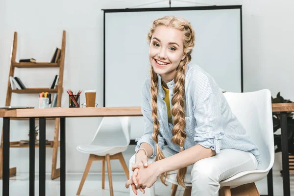 Retrato Joven Mujer Negocios Sonriente Sentada Lugar Trabajo Oficina Mirando —  Fotos de Stock