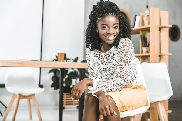 Portrait Beautiful African American Businesswoman Sitting Workplace Looking Camera — Free Stock Photo