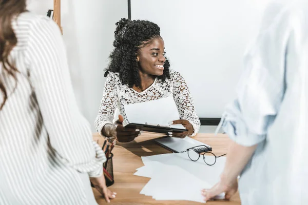 Portrait Cheerful African American Businesswoman Business Meeting Colleagues Office — Free Stock Photo