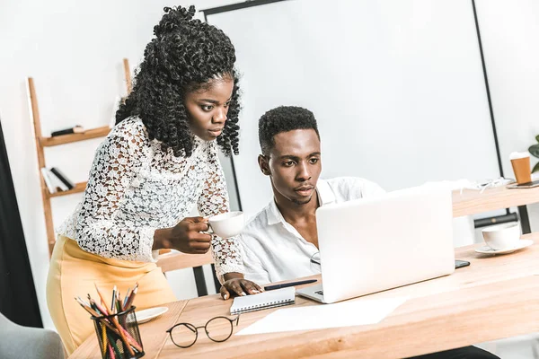 Porträtt Afroamerikanska Företagare Arbetar Tillsammans Med Laptop Office — Stockfoto