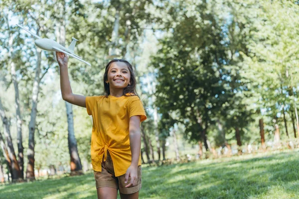 Entzückendes Glückliches Kind Spielt Mit Spielzeugflugzeug Park — Stockfoto