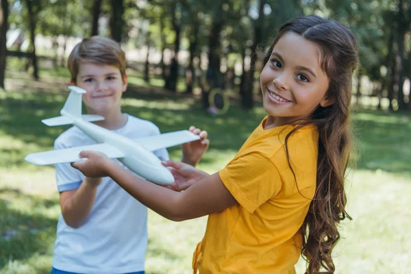 Close Vista Bonito Feliz Crianças Segurando Modelo Avião Parque — Fotografia de Stock