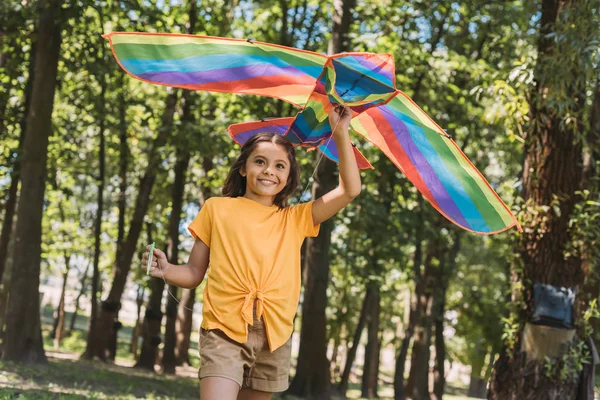 Schöne Glückliche Kind Hält Bunten Drachen Und Spielt Park — Stockfoto