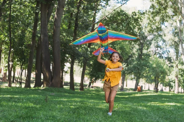 Hermoso Feliz Niño Sosteniendo Colorido Cometa Corriendo Parque — Foto de Stock