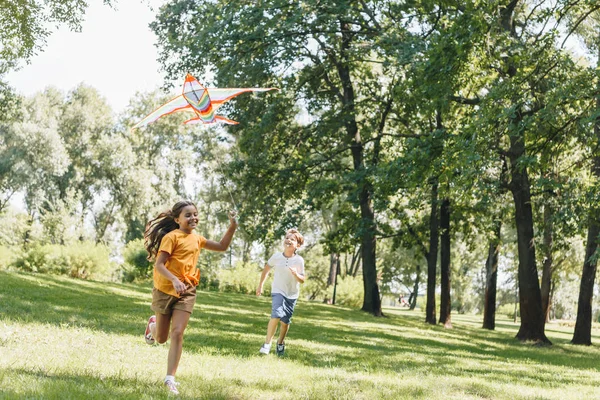 Χαριτωμένο Ευτυχής Παιδιά Παίζοντας Πολύχρωμα Χαρταετού Στο Πάρκο — Φωτογραφία Αρχείου