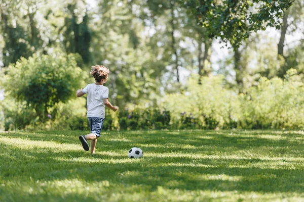 Visão Traseira Menino Bonito Jogando Com Bola Futebol Grama — Fotografia de Stock