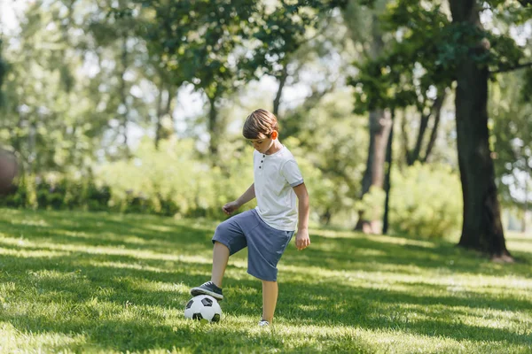 Teljes Hossza Aranyos Kisfiú Játszik Futball Labda Park Látképe — Stock Fotó
