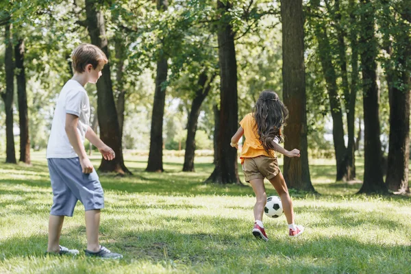 Bonitinho Crianças Brincando Com Bola Futebol Parque — Fotografia de Stock