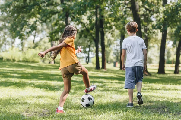 Visão Traseira Crianças Que Jogam Com Bola Futebol Parque — Fotografia de Stock