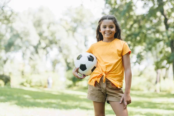 Szép Boldog Gyerek Tartja Futball Labda Mosolyogva Kamera Park — Stock Fotó