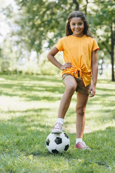 Lindo Niño Feliz Pie Con Pelota Fútbol Sonriendo Cámara Parque —  Fotos de Stock