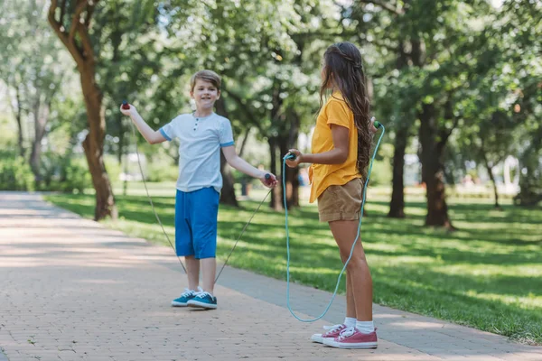 Χαριτωμένο Χαρούμενα Παιδιά Που Παίζουν Παρακάμπτοντας Σχοινιά Στο Πάρκο — Φωτογραφία Αρχείου