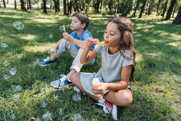 Bonitinho Crianças Soprando Bolhas Sabão Parque — Fotografia de Stock
