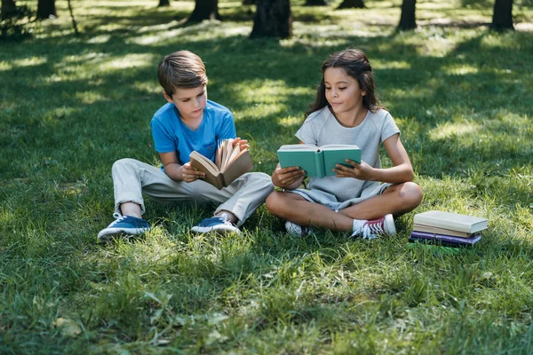 Hermosos Niños Leyendo Libros Mientras Están Sentados Juntos Parque —  Fotos de Stock