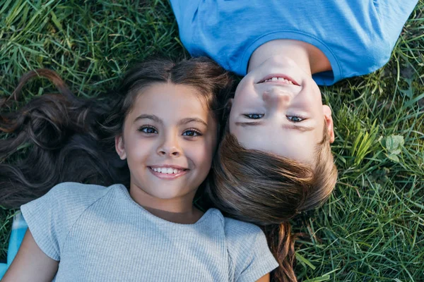 Вид Зверху Милі Щасливі Діти Лежать Траві Посміхаються Камеру — стокове фото