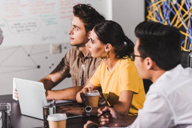 çok kültürlü iş ortakları toplantısı masada modern ofis dizüstü bilgisayarlar ile 