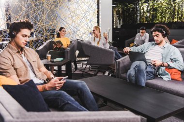 çok kültürlü iş adamları modern coworking ofiste çalışma grubu 
