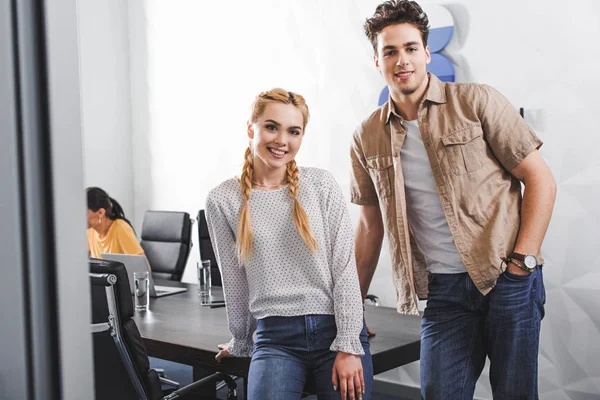 Sonriente Hombre Negocios Mujer Negocios Pie Mesa Oficina Moderna —  Fotos de Stock