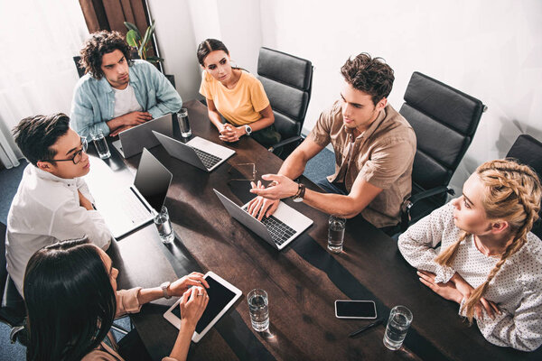 Vista Ángulo Alto Los Socios Comerciales Multiculturales Que Tienen Reunión — Foto de Stock
