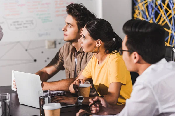 çok kültürlü iş ortakları toplantısı masada modern ofis dizüstü bilgisayarlar ile 