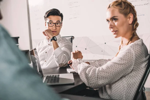 Joven Asiático Hombre Negocios Mujer Negocios Sentado Mesa Con Portátil —  Fotos de Stock