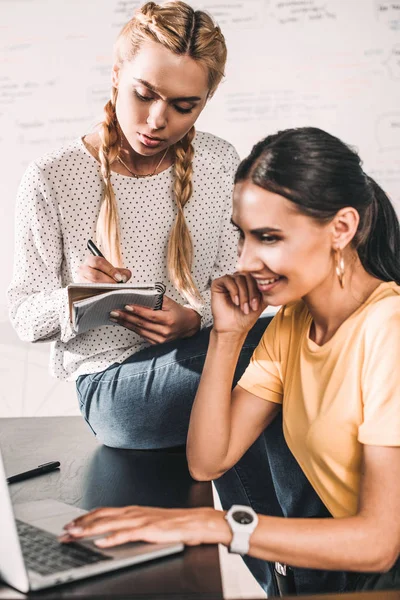 Dos Mujeres Negocios Que Trabajan Con Libro Texto Portátil Oficina — Foto de Stock