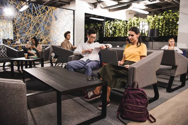 Grupo Empresarios Multiculturales Que Trabajan Moderna Oficina Coworking —  Fotos de Stock