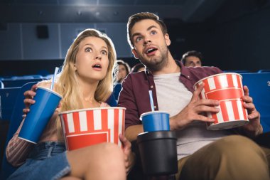 duygusal çift filmi birlikte sinemada izlerken patlamış mısır ile