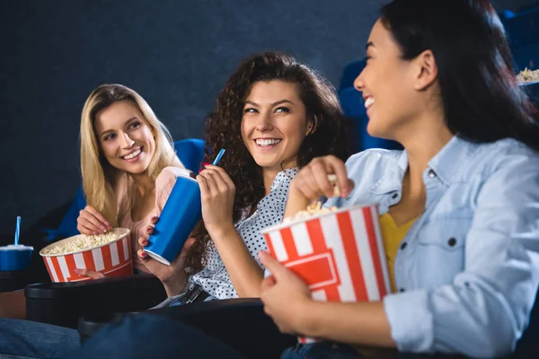 快乐的多种族妇女与爆米花一起看电影在电影院 — 图库照片