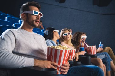 seçici odak çok ırklı arkadaş film birlikte sinemada izlerken patlamış mısır ile 3d gözlük