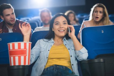 Asyalı kadın film sinemada izlerken Smartphone'da söz 