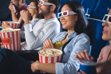 çok ırklı arkadaşlarınızla patlamış mısır izlerken filmde birlikte sinema 3d gözlük gülümseyen