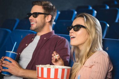 duygusal kaç patlamış mısır ve kola ile 3d gözlük içinde izlerken film birlikte sinemada iç