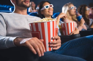 Film birlikte sinemada izlerken neşeli çok ırklı arkadaş kısmi görünümü