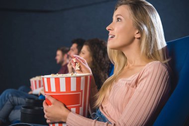 filmi birlikte sinemada izlerken patlamış mısır ile duygusal çok ırklı arkadaşlar