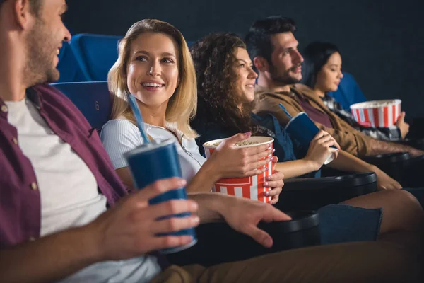 Wesoły Znajomi Wieloetnicznym Popcornu Razem Oglądania Filmu Kinie — Zdjęcie stockowe