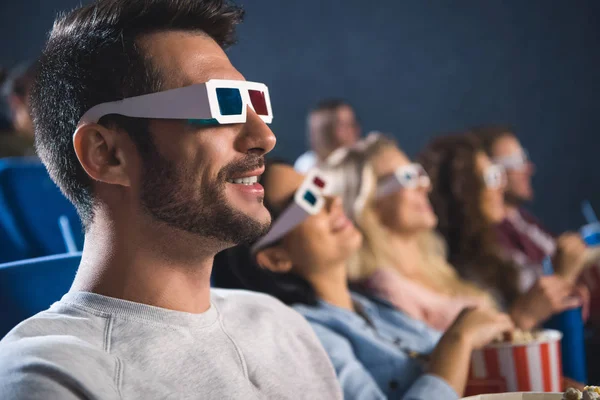 多民族朋友的选择性焦点在3D 眼镜与爆米花一起看电影在电影院 — 图库照片